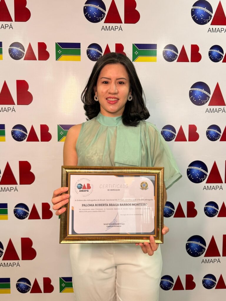 Advogada Paloma Roberta Monteiro segurando seu certificado de nomeação